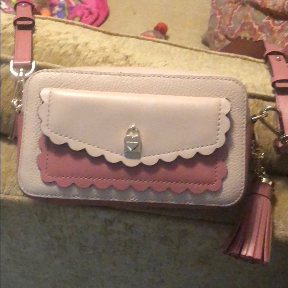 Handbags - Picture 4 of 8